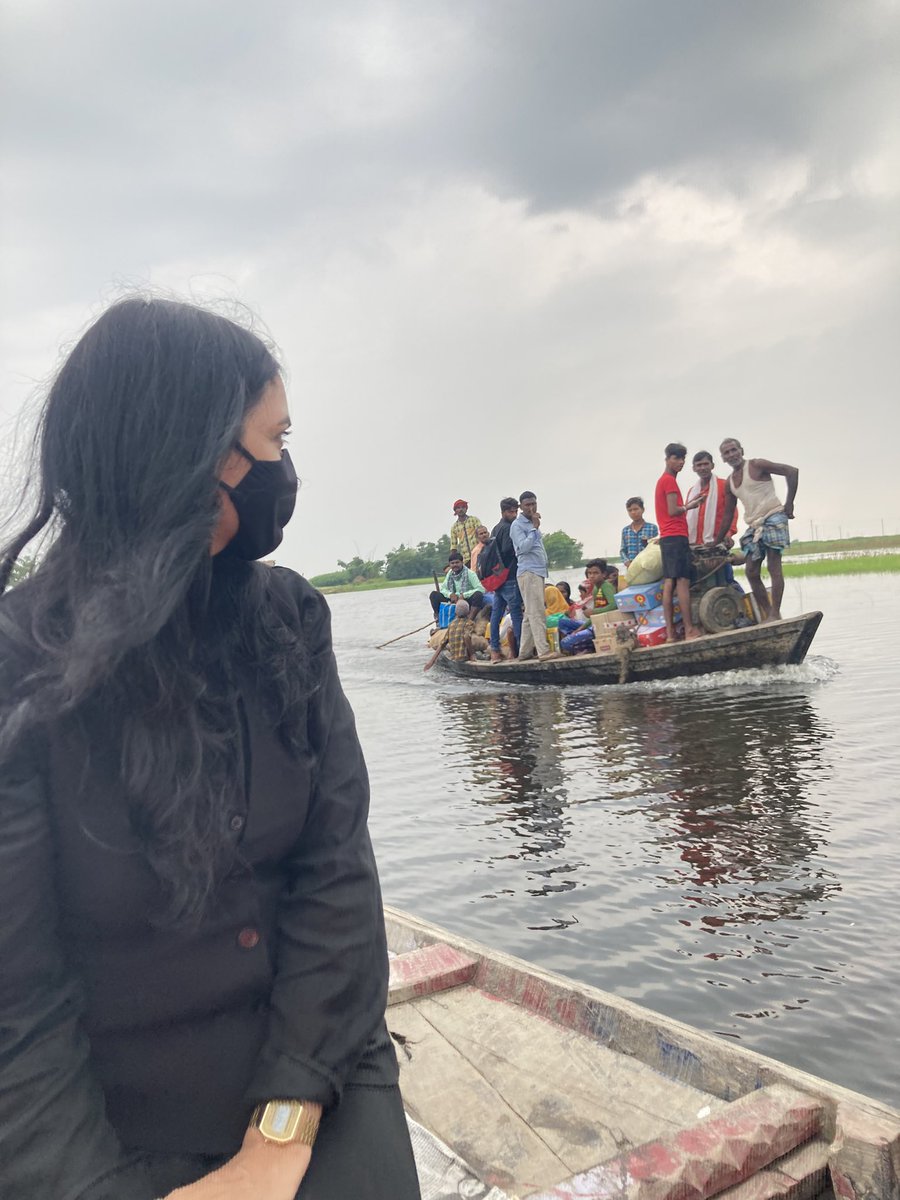 pushpampc13's tweet photo. कुशेश्वरस्थान, दरभंगा में बाढ़-प्रकोप 6 महीने होता है, गाँव डूबे तो लोग बांध पर रहते हैं, बचे गाँव के लोग दुनियाँ से कटे जीते हैं, कई कि.मी. तक नाव से ही सफ़र होता है, सुविधा नहीं, मुआवज़ा नहीं, फसल बीमा नहीं। सरकार हवा में और 1, अणे मार्ग में 50 साल से समीक्षा कर रही है। #बाढ़ https://t.co/oHWunT2kRd