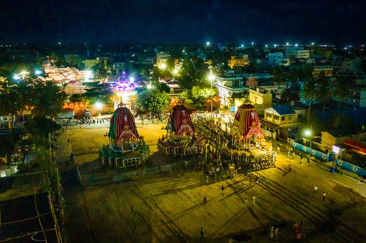 Today, on the day after ‘Hera Panchami’, the three chariots have been turned about and parked on the 'Saradha bali' in front of the ‘Gundicha Ghara’ facing south for the ‘Bahuda Jatra’ (return journey) of the deities.

#RathaJatra2021 #BahudaJatra2021