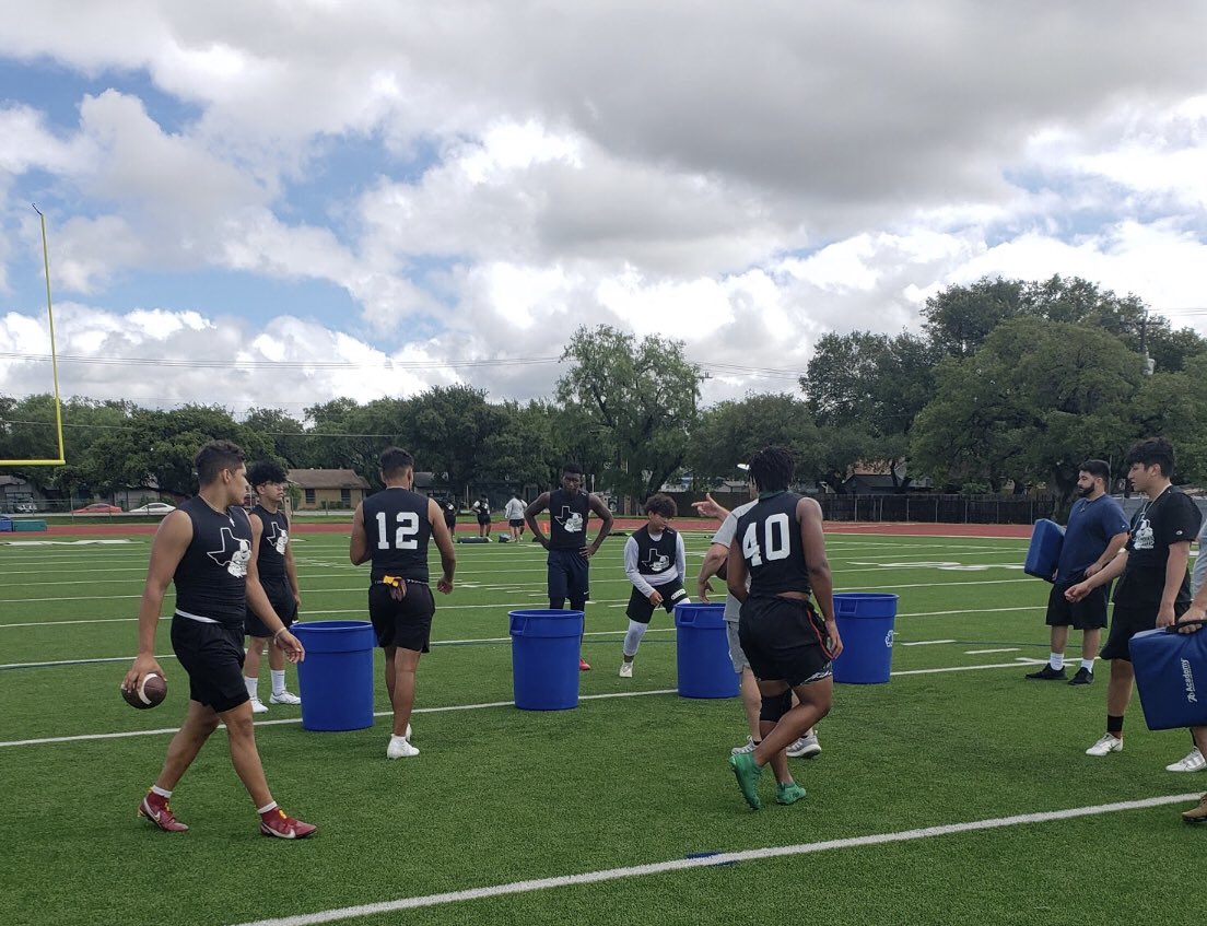 prospects_texas's tweet photo. Thanks to everyone that signed up and is taking part in our event. We are excited to be hosting our 2nd combine and making an impact in our community.
#underclassman #combine #football #highschoolfootball🏈 #sanantoniohighschoolfootball #footballathletes #lasertesting #skills https://t.co/lsovCkAEYj