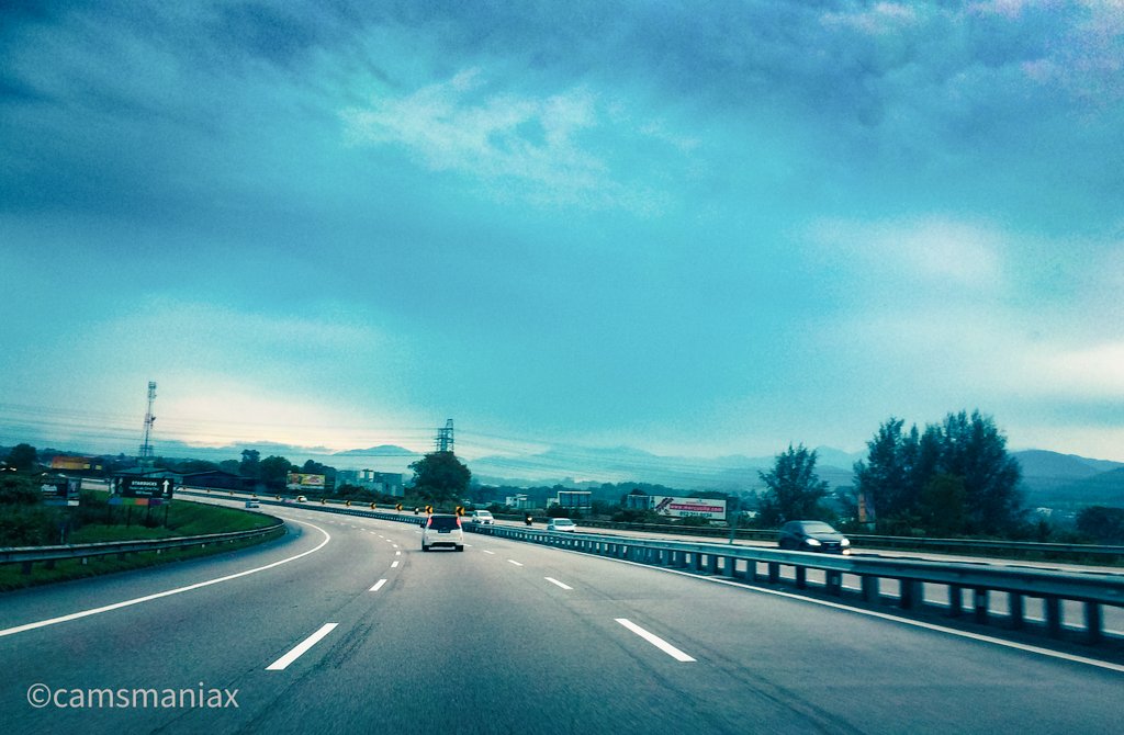 Kau rindu? Aku pon rindu &amp; semua org rindu. Rindu nk tnya saudara, kwn &amp; org sekeliling bila &amp; ke mana. Update keadaan trafik, berhenti R&amp;R, marah org potong Q &amp; guna emergency lane, ngantuk &amp; sampai kampung. Sabar, semua org diuji. Aku, kau &amp; semua. #lawan #melayu #malay #raya