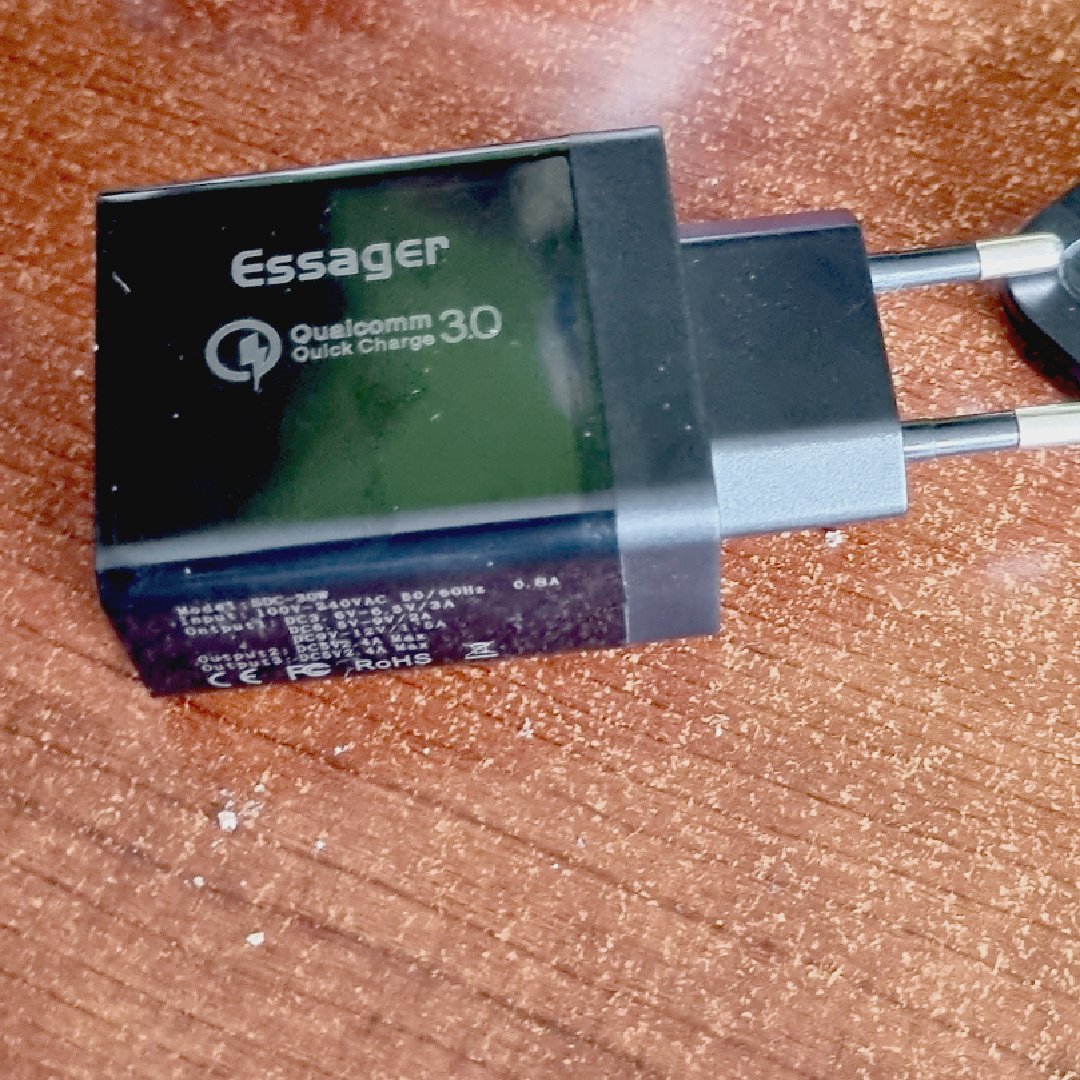 Informatykadlak's tweet photo. Bardzo fajna ładowarka na trzy porty #usb polecam i nie drogo #essager #fastcharging 👍 https://t.co/X821bCO9cL