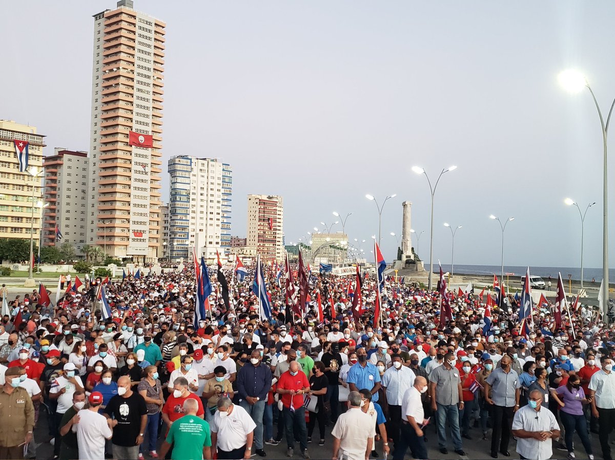 Nuestro pueblo hoy en las calles, expresando con dignidad nuestros verdaderos sentimientos de amor, defendiendo la soberanía y en contra del criminal y genocida bloqueo. Puentes de amor y unidad constituye la premisa para defender la patria.  #SomosCuba #SomosContinuidad
