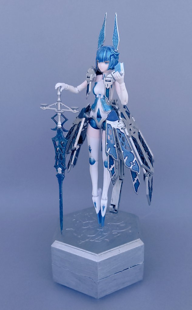 Pnicful's tweet photo. I may be late for the game, but one year ago I completed my custom LXXVIII-platinum.

For a gem stone themed fantasy, I imagined this fragment as made primarily of sapphire. 

The paintjob is a bit poor at times, but I was not looking for perfection

#Chitocerium
#チトセリウム https://t.co/qjwdo7nIQ8