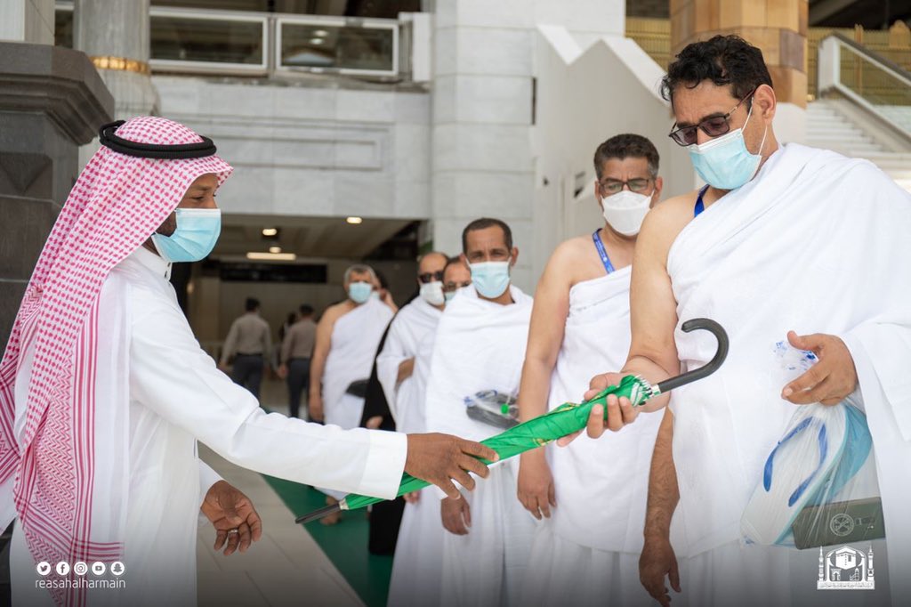 HaramainInfo's tweet photo. The General Presidency of Haramain distributed over 20,000 umbrellas to Hujjaj today as they performed Tawaaf Al Qudum (the Tawaaf of Arrival) of #Hajj at Masjid Al Haram. https://t.co/FbsjABYM0Q