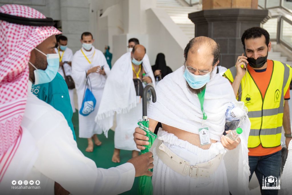 HaramainInfo's tweet photo. The General Presidency of Haramain distributed over 20,000 umbrellas to Hujjaj today as they performed Tawaaf Al Qudum (the Tawaaf of Arrival) of #Hajj at Masjid Al Haram. https://t.co/FbsjABYM0Q