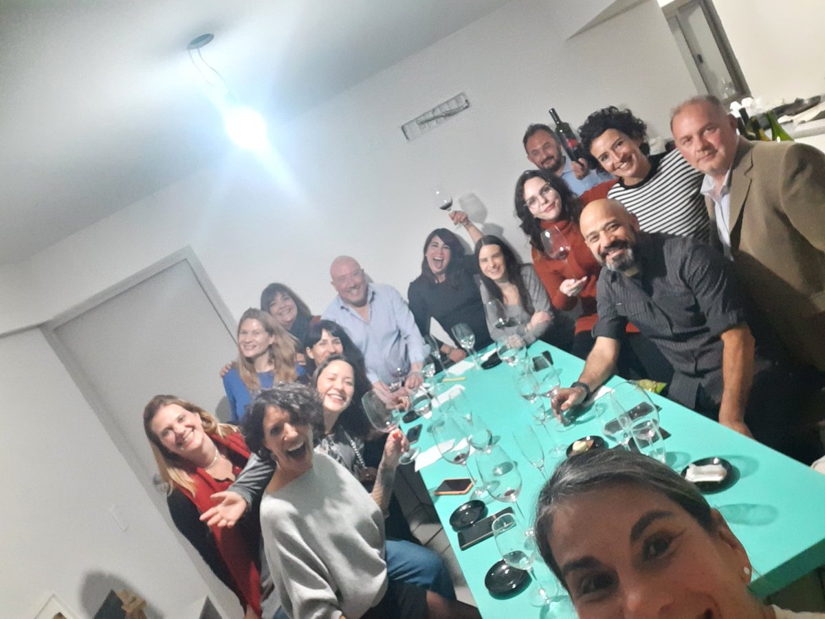 FlorDeSommelier's tweet photo. Algo lindo y único se vivió anoche #WineSecretPlace (seguinos en IG)

Degustación privada y exclusiva para 10 personas de @MorirseDeAmor con Omar y sus historias detrás de cada etiqueta.

Portfolio completo, muchas risas y muchas risas

Próxima fecha en agosto, por y para mujeres https://t.co/whHabcKBEJ