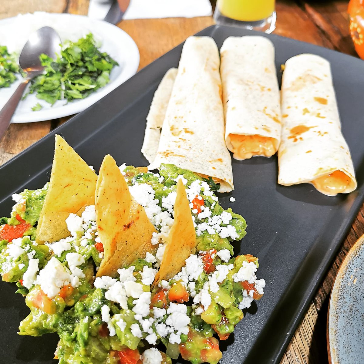 amigordo's tweet photo. Por si andan desmañanados o medio crudos, les recomendamos el caldo de carne vigoroso, con ostión y camarón, y los tacos de cámaron al mezcal, de Flor de Maguey, en la Anzures de la CDMX. https://t.co/hurTXs1p7f https://t.co/Ra7n5uzO6C