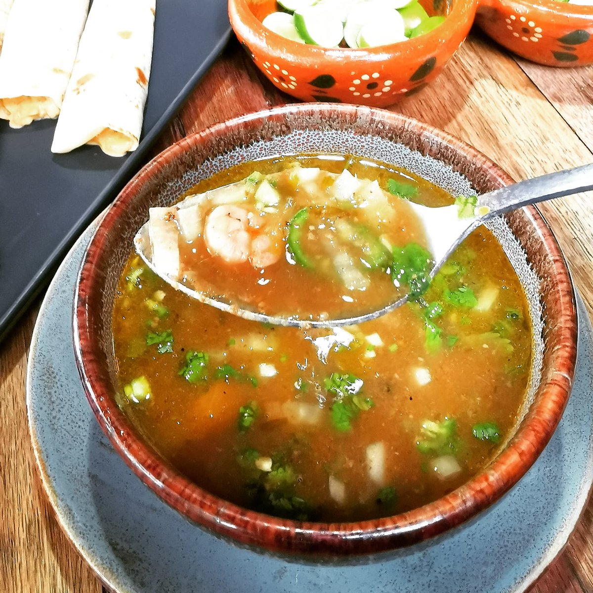amigordo's tweet photo. Por si andan desmañanados o medio crudos, les recomendamos el caldo de carne vigoroso, con ostión y camarón, y los tacos de cámaron al mezcal, de Flor de Maguey, en la Anzures de la CDMX. https://t.co/hurTXs1p7f https://t.co/Ra7n5uzO6C