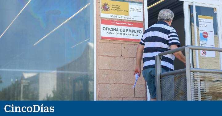 🗓️ El año de la pandemia cierra con un 7,1% de absentismo laboral que ha costado 36.900 millones de euros a la economía española

➡️ Casi un millón de asalariados faltaron a su trabajo en algún momento de 2020

👉cincodias.elpais.com/cincodias/2021… vía <a href="/CincoDiascom/">CincoDiascom</a>