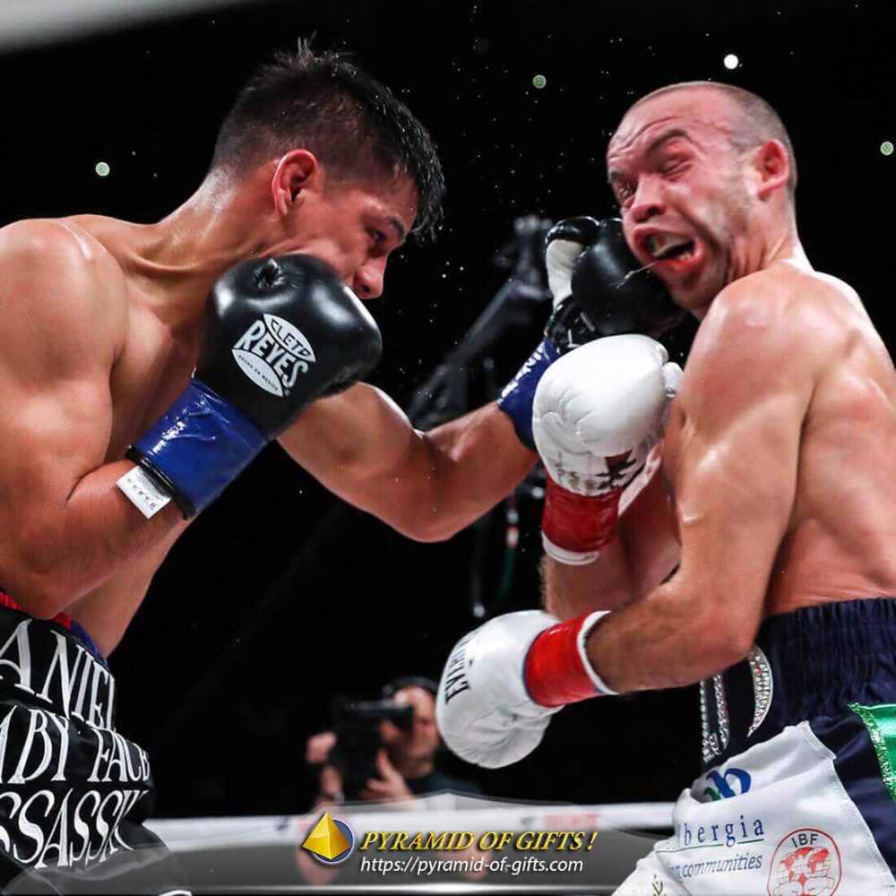 профессиональный бокс ринг. бокс дерутся. бокс дерутся. бокс бой. инфайтер в боксе.