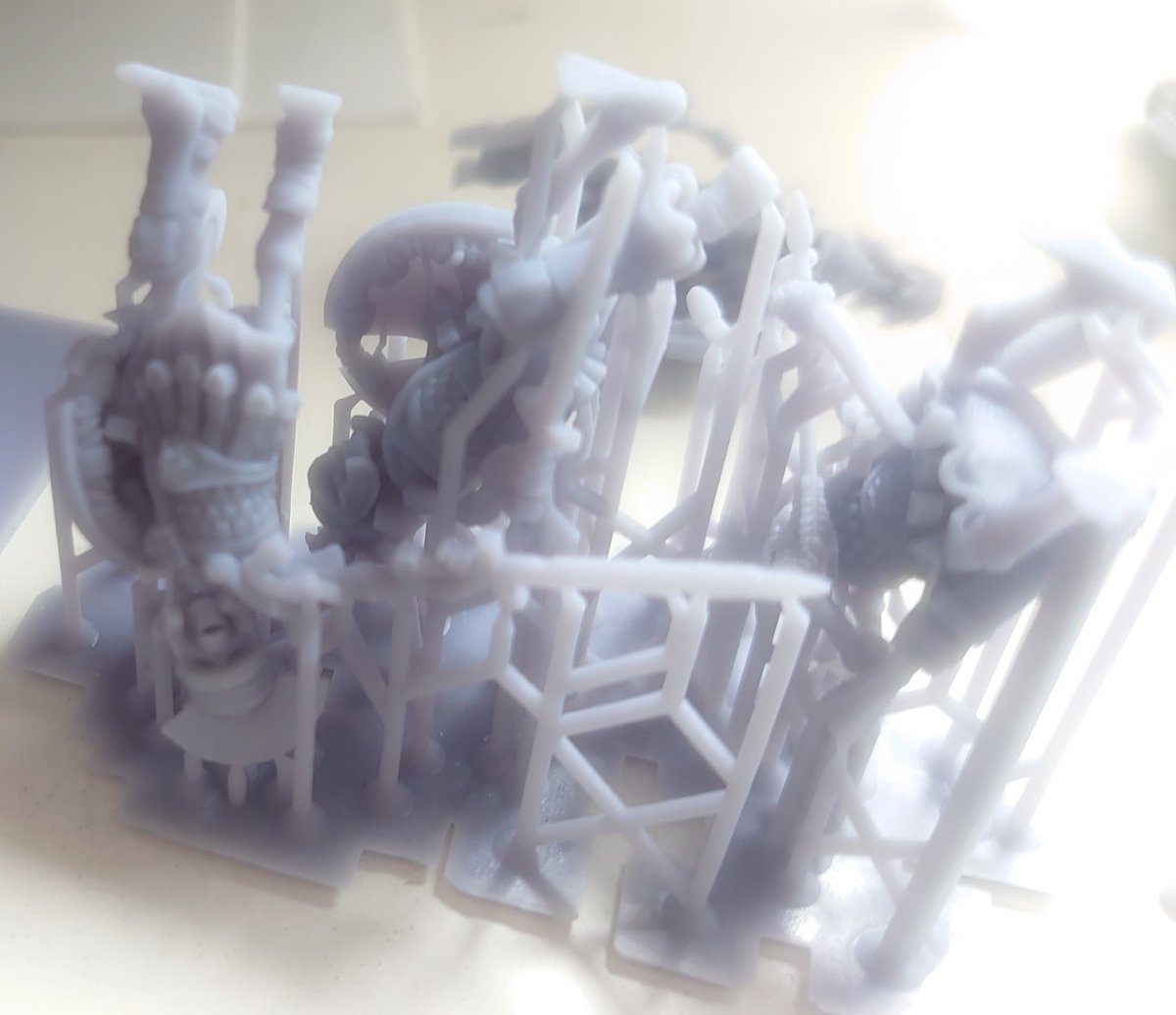 ModelingK1's tweet photo. myminifactoryにあるフリーの骸骨兵士を3Dプリンターで印刷して黒サフ吹いてラッカー筆塗りした後Mr.ウェザリングカラー茶色でウォッシングして乾燥中。。　#elfin2 #3Dプリンター #筆塗り https://t.co/9tKAtI8gKU