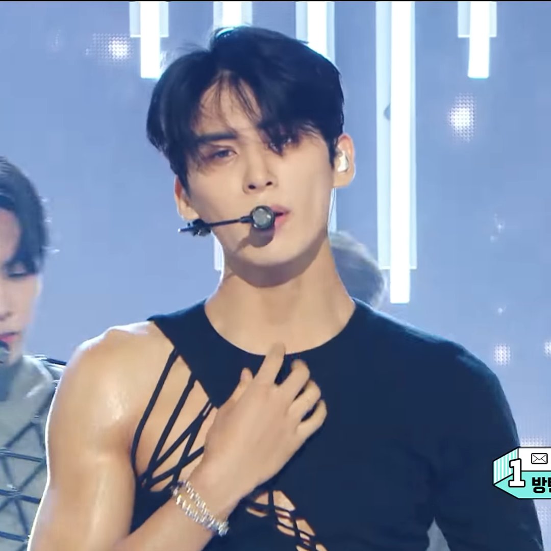 ketyyy25's tweet photo. i am so done rn .. this man .. this fu**ing man !!!๐ณ๐ฅต #YOOTAEYANG #taeyang #sf9 #sf9teardrop https://t.co/8aS5woH6px