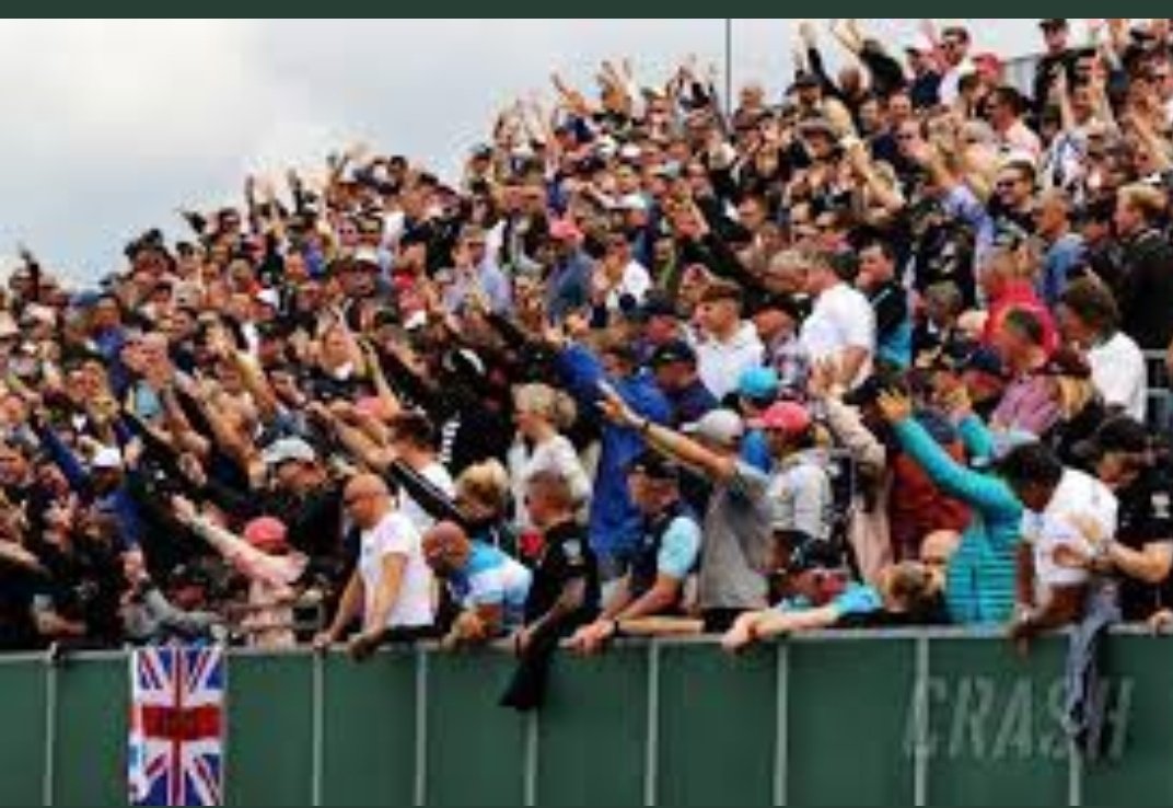Inglaterra alcanza 50mil casos positivos. Se habla de una "variante de Wembley" debido a la aglomeración en la Euro2021.
La foto de abajo es hoy, en Silverstone, día de calificación en F1 con ocupación full.
Lunes se liberan las restricciones.
Especialistas hablan de q en