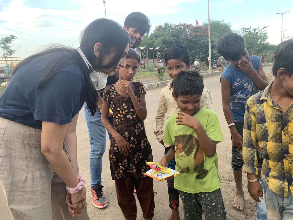 wehelphelpers's tweet image. Today we donated food to the kids of labourers in Bhavnagar who had shifted from Dahod in order to work here, the little ones were as excited as we were to get their food.
We were delighted to know they all went to school ,and were aware about the current pandemic situation.
#NGO