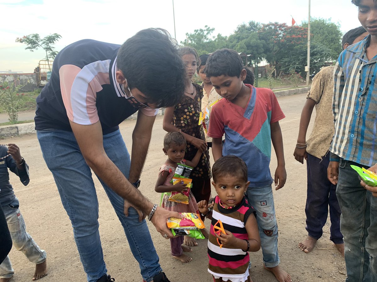 wehelphelpers's tweet image. Today we donated food to the kids of labourers in Bhavnagar who had shifted from Dahod in order to work here, the little ones were as excited as we were to get their food.
We were delighted to know they all went to school ,and were aware about the current pandemic situation.
#NGO
