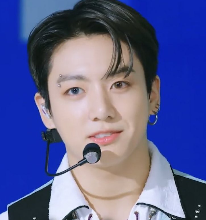 btskzthinker's tweet image. RED AND BLUE EYES