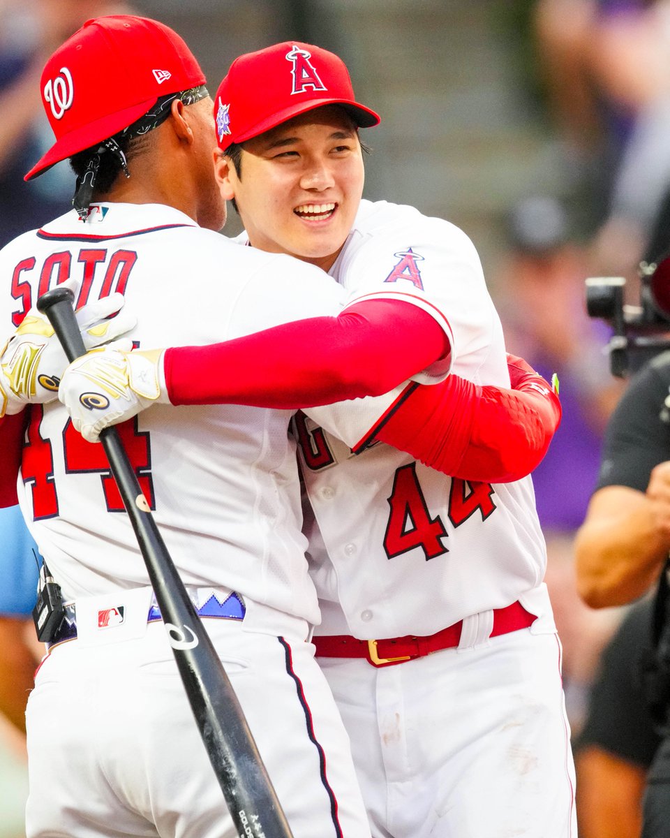FOS's tweet photo. Shohei Ohtani received $150,000 for participating in the Home Run Derby.

He gave that money to ~30 Angels trainers, clubhouse workers, and media relations staff to thank them for their work 👏

(h/t @ocregister) https://t.co/f6zuiHvWlt