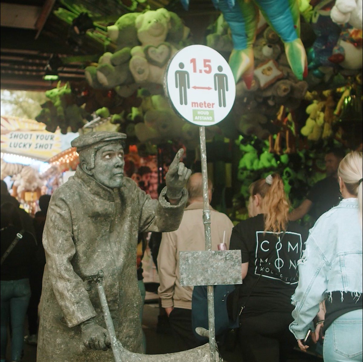 Tijdens de vakantiekermis dienen bezoekers 1,5 meter afstand te houden. Daarnaast zorgen we met toegangspoorten dat het niet te druk wordt op de verschillende terreinen. Lees alle maatregelen hier: 

tickettotilburg.com/nl/praktische-…