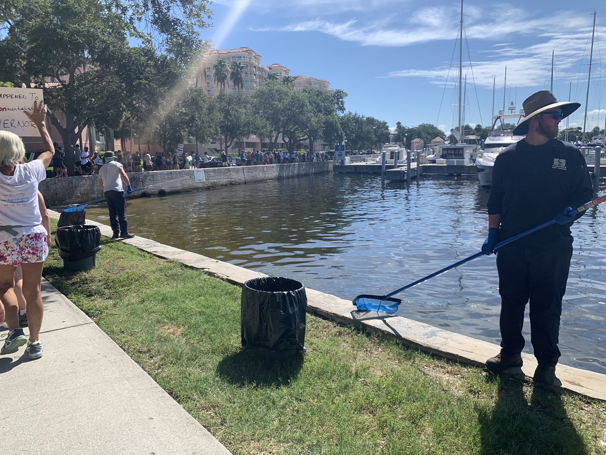 eunicortiz's tweet photo. Hundreds gathered today to call out leadership in government at every level to take action on the overwhelming red tide crisis. https://t.co/4JtzL61EOT
