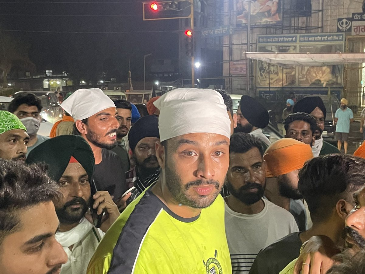 .<a href="/navdeepsingh_77/">Navdeep Singh jalbera</a> outside Sohana Sahib Gurudwara.
He said,”We we’re doing our duty. Policemen were doing their own. But they brutally beaten up elders.”