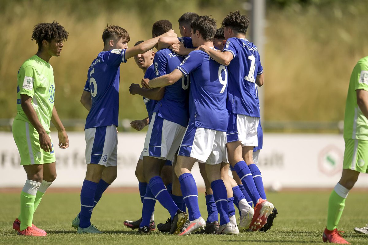 knappenschmiede's tweet photo. Sieg im ersten Vorbereitungsspiel 💪
Die #U17 schlägt den @VfL_Wolfsburg mit 4:0 🔵⚪️
Tore: 1:0 #Quedraogo, 2:0 #Tairi, 3:0 #Jann, 4:0 #Buczkowski
#schmiede | #S04 | #preseason https://t.co/AaCo3CgxcD