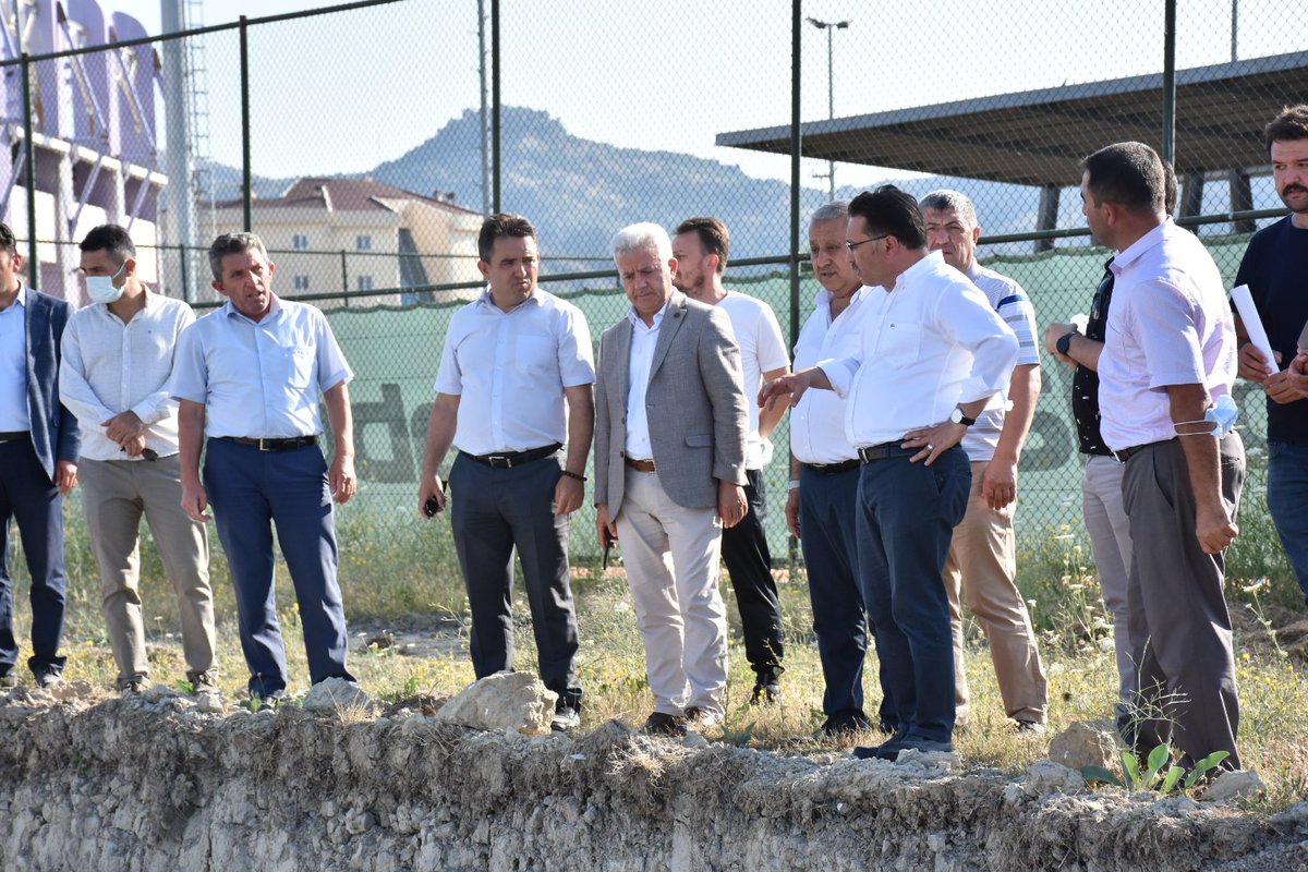 Valimiz Sayın Gökmen Çiçek ile Belediye Başkanımız Sayın Mehmet Zeybek, Kocatepe Spor Komleksinde yapımına devam edilen 2 adet futbol sahası, spor lisesi ve 1000 seyirci kapasiteli tribün inşaatında incelemelerde bulundu.
 
<a href="/kasapoglu/">Dr. Mehmet Kasapoğlu</a> <a href="/gencliksporbak/">Gençlik ve Spor Bakanlığı 🇹🇷</a> <a href="/gokmen_cicek_/">Gökmen Çiçek</a> <a href="/zeybekbaskan/">Mehmet Zeybek</a>