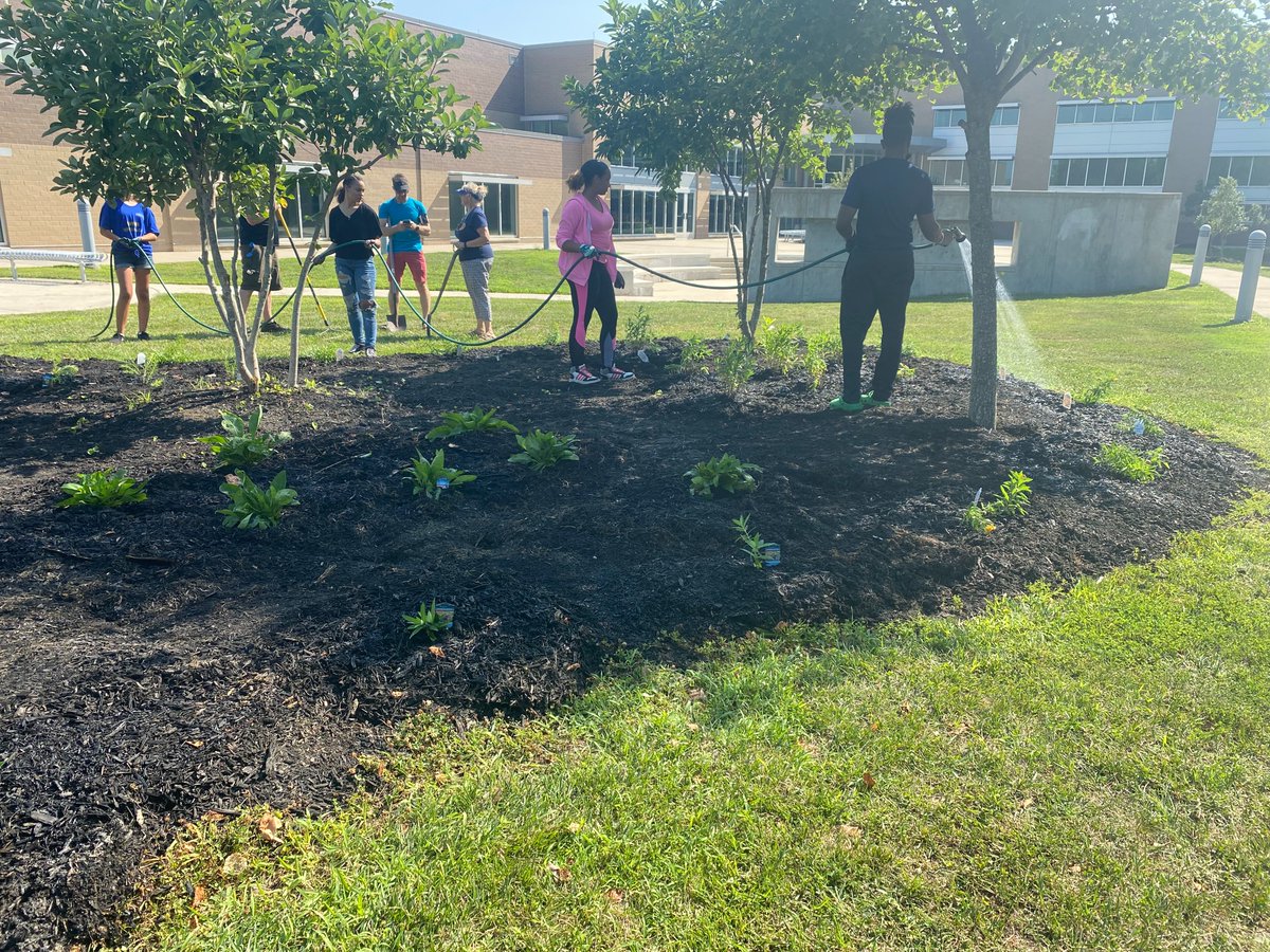THE GARDEN IS BEAUTIFUL! Thank you to everyone who came out to help. We had so much fun! <a href="/misscarpenter8/">Miss Carpenter</a> <a href="/lp_rotary/">LPRotary</a> <a href="/StCharles_sga/">Spartan SGA</a> <a href="/StCharlesHS/">St Charles High School</a> @MsNezSayz <a href="/MrsLawlessSCHS/">Liz Lawless</a> @SraLawlessTSHS