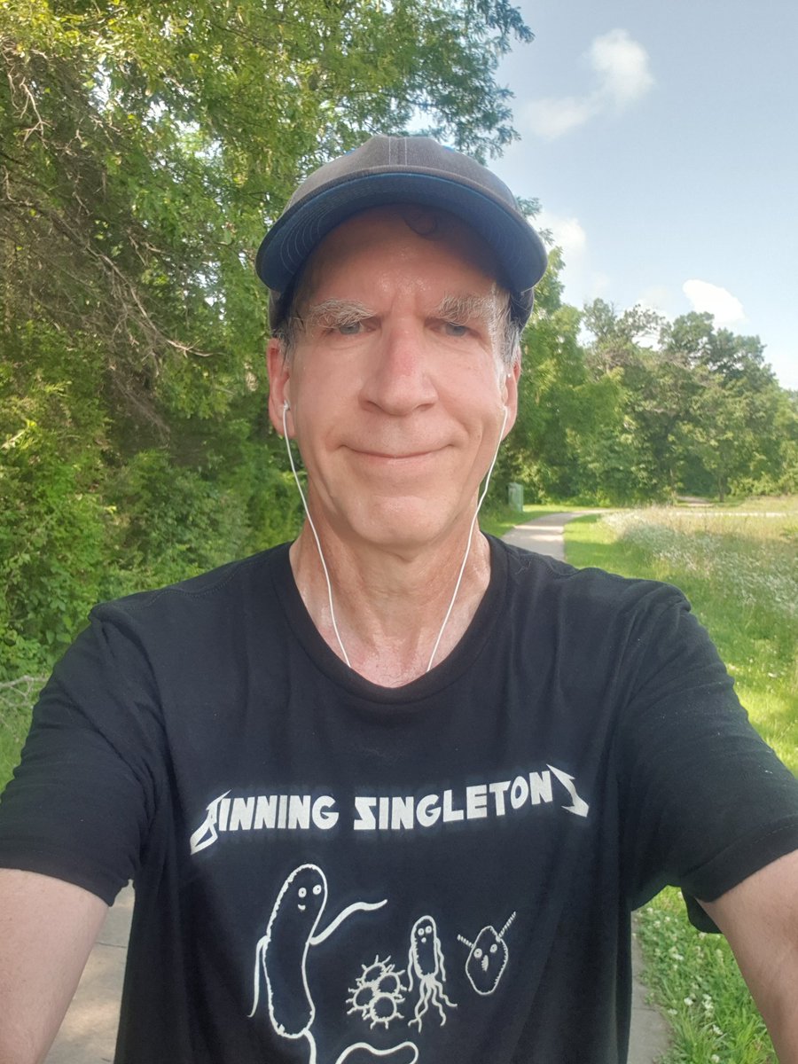 GermJuggler's tweet photo. Today's running partners - @BSingletons and the other #JoeJackson #LoveMyNewShirt #GottaLookSharp #OldFartsRunning https://t.co/D6Q5KumaDg