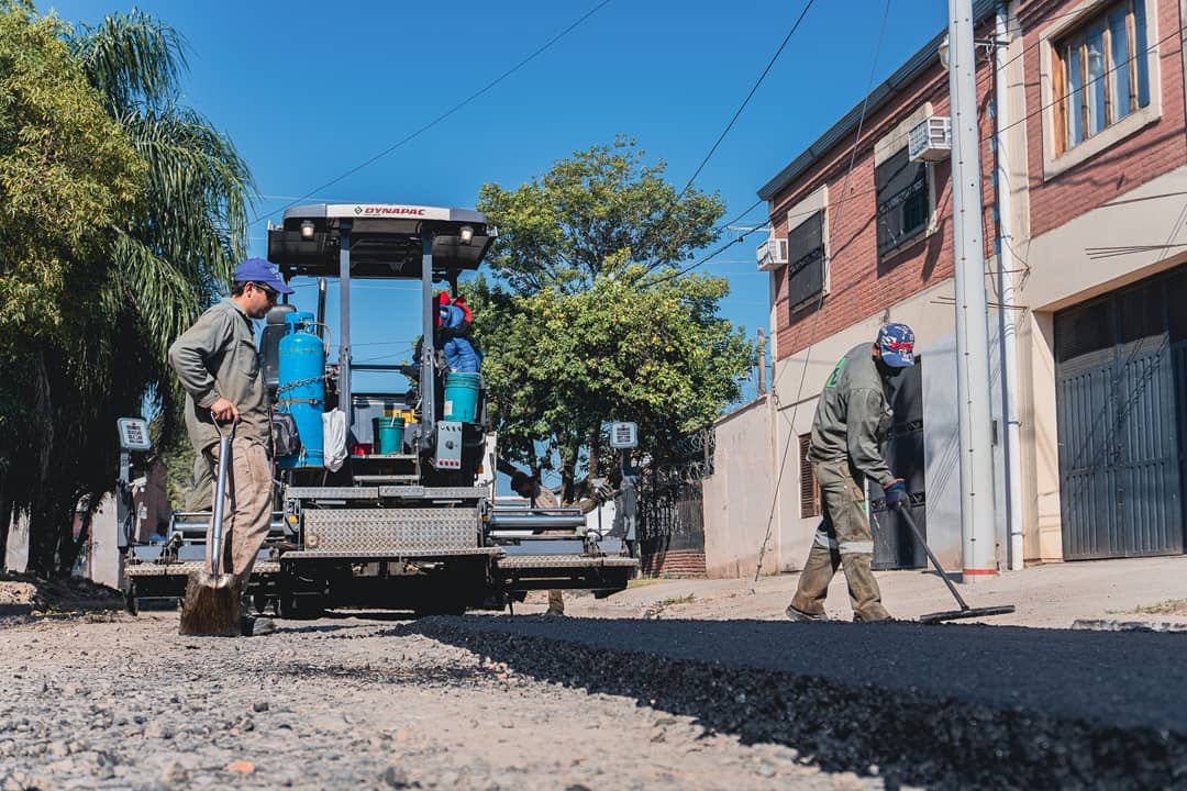 claudiopolich's tweet photo. ¡Continuamos pavimentando 20 cuadras en el barrio #JuanDeVera! 🚧👷🏼♂️
Estamos realizando los trabajos de base de concreto asfáltico, de esta manera continuamos trabajando para mejorar la calidad de vida de más correntinos 🙌
¡Más obras para la ciudad! 👏 https://t.co/U5sZe4lGRD