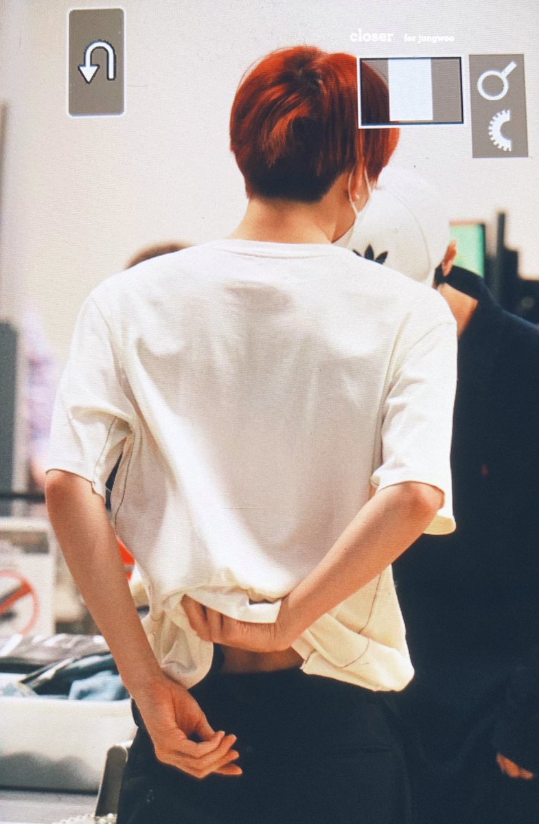 김짱우가 제일 섹시할 때 : 
생머리에 흰 반팔, 츄리닝 바지 입고 힙색 멨을 때
새벽 과제 하다가 몬스터 사러 편의점 나가는 공대생 얼굴 하고 있을 때
연초 하나 물고 실실 거리면서 전화 하길래 몰래 엿들으니까 아 얼른 자라고~ 자기 내일 1교시잖아~ 할 거 같은 얼굴일 때