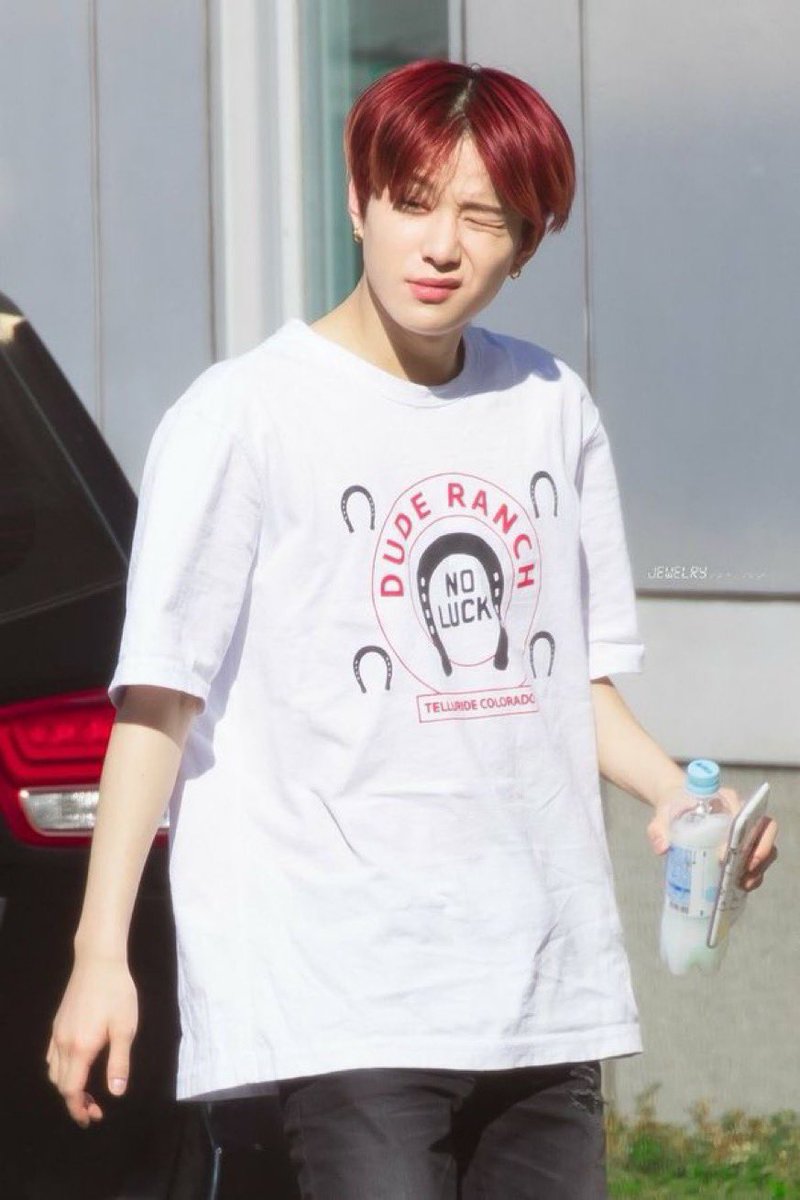 bbaegal_'s tweet photo. 김짱우가 제일 섹시할 때 : 
생머리에 흰 반팔, 츄리닝 바지 입고 힙색 멨을 때
새벽 과제 하다가 몬스터 사러 편의점 나가는 공대생 얼굴 하고 있을 때
연초 하나 물고 실실 거리면서 전화 하길래 몰래 엿들으니까 아 얼른 자라고~ 자기 내일 1교시잖아~ 할 거 같은 얼굴일 때 https://t.co/SfQrsgoSAy