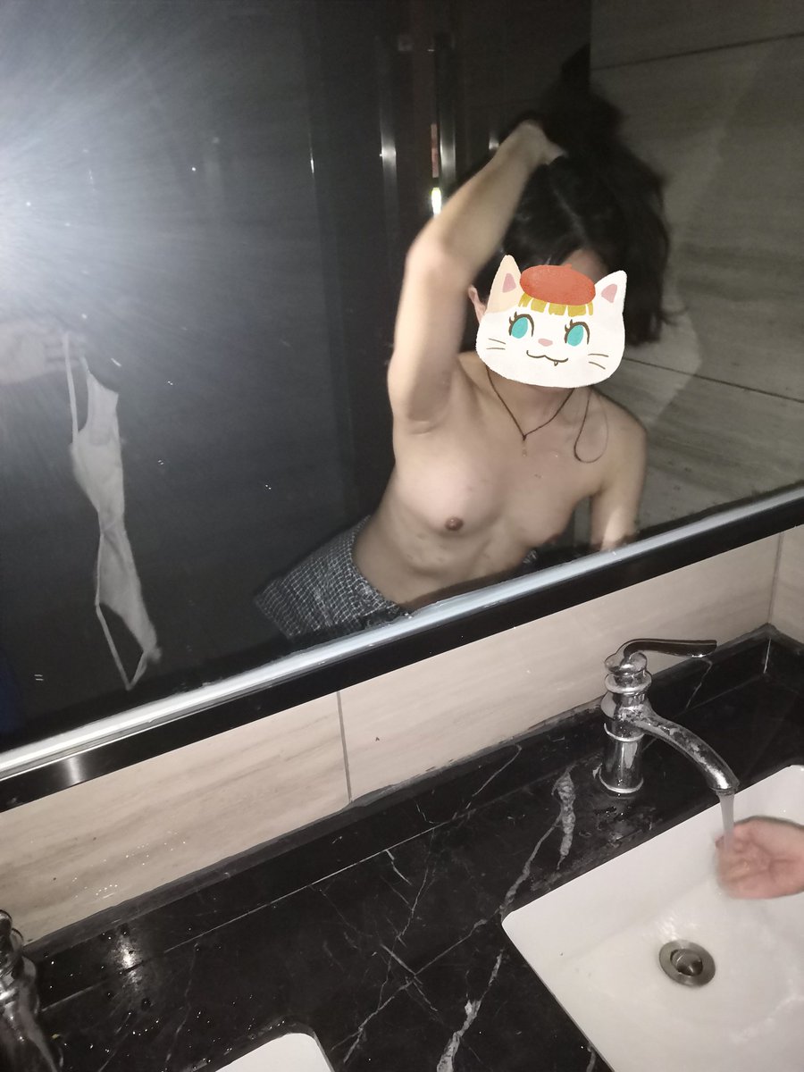 想起来之前有一次跟女朋友一起逛商场，当时晚上快关门了，就把女朋友拉进男厕所，关了灯来了一发。中途厕所外面有人经过，但不知道是不打算进厕所  还是看见没有灯才没进来，不过也很刺激了（开闪光灯拍了几张照片）