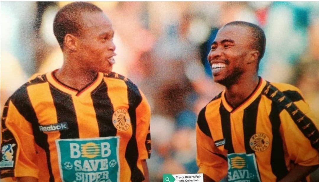 CmnikiweD's tweet photo. #Amakhosi4Life #CAFCLFinal @KaizerChiefs #KCGoldenGlamour #KCGoingForGold 
These 2 ppl made me fall in love with institution
#SetjhabaSaMotaung 

 #Shuffle #Bhele https://t.co/EJf3ww5Wma