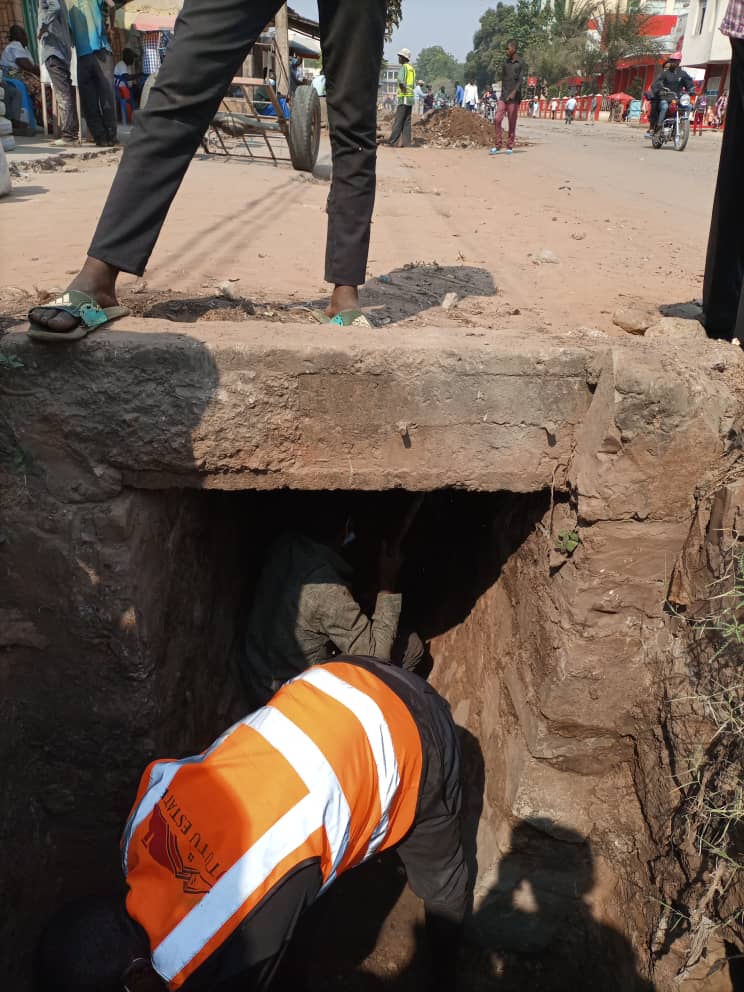 LucMbwebwe's tweet photo. aujourd'hui 17 juillet 2021 Les travaux d'ouverture et de nettoyage des gouttières se poursuivent toujours. avec MBUJI MAYI MAKENDA

#MUTUTU #ESTATES 
#MBUJI #MAYI #MAKENDA 
#MBUJI #MAYI #LUMIEREPARTOUT 
#MATELU #POULET https://t.co/NHywqCqBZn