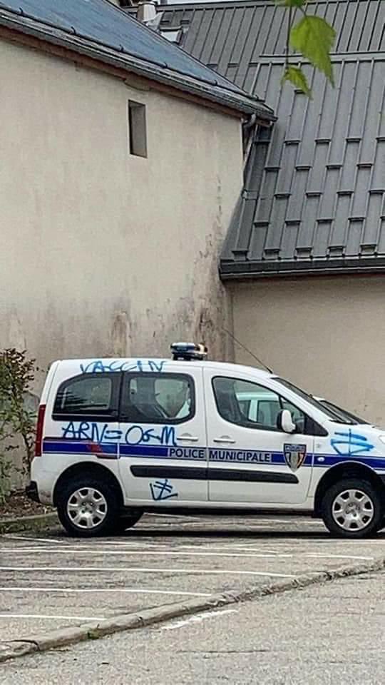 EmilienJck's tweet photo. On est pas sorti avec des cons pareil 😑 https://t.co/VJomjUk3fh