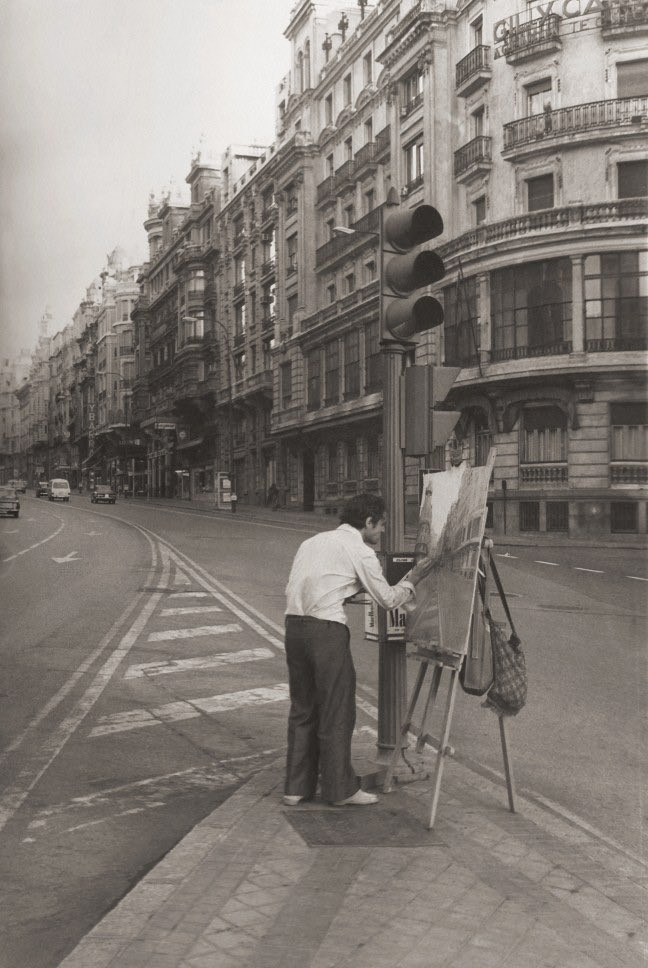 Antonio López García pintando la Gran Vía de Madrid en 1978