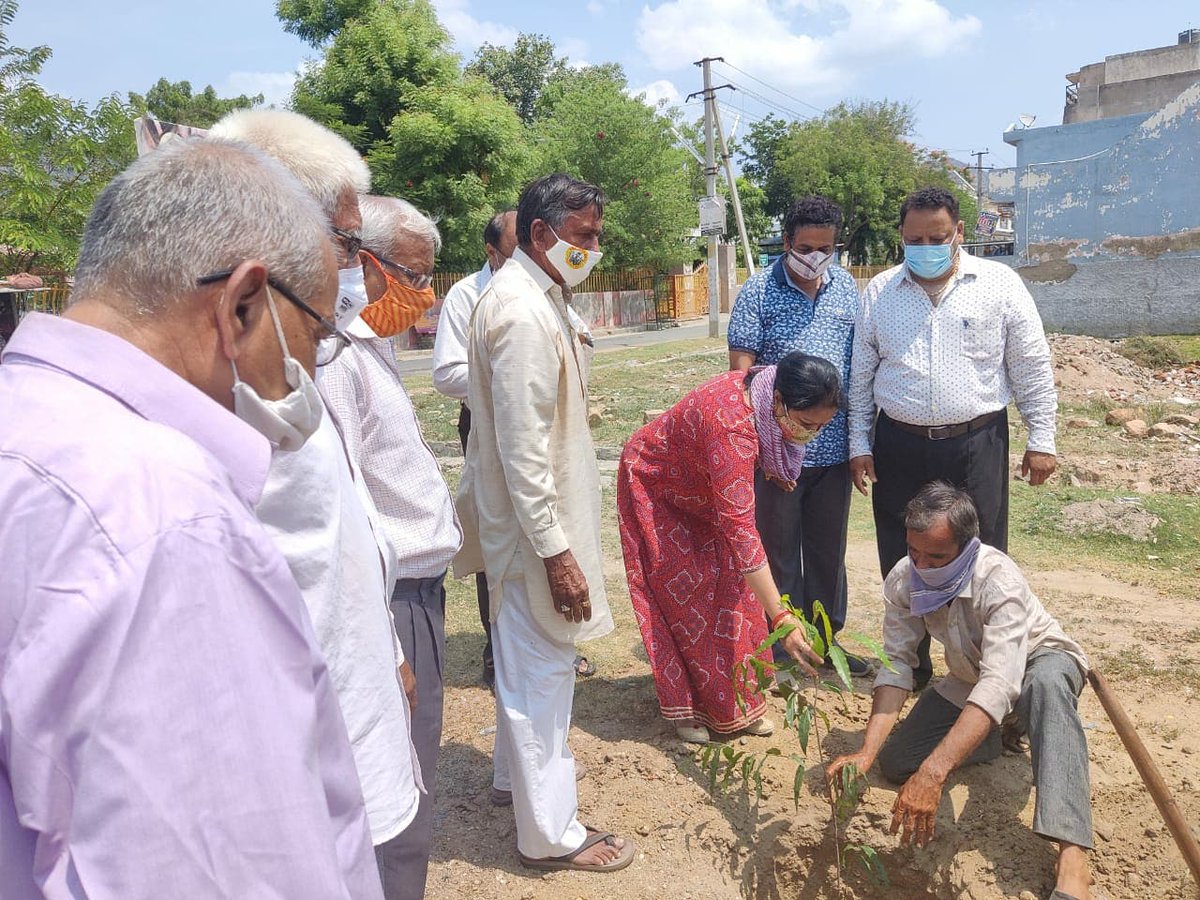 BrajlataHada's tweet photo. Green Ajmer 

"हरा भरा हो अजमेर हमारा"  वृक्षारोपण कार्यक्रम के अंर्तगत आज वार्ड नंबर 1 में पौधारोपण किया कार्यक्रम में  क्षेत्र के पार्षद श्री बनवारी लाल जी शर्मा सहित क्षेत्रवासी उपस्थित रहे ।
#ajmer #greenajmer https://t.co/EQs5heDylG