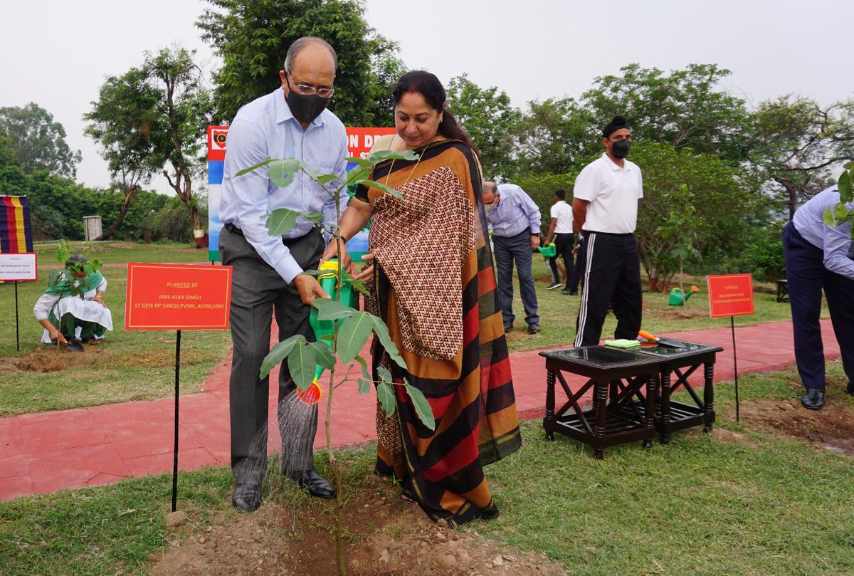 prodefencejammu's tweet photo. #Chandimandir Mil Stn commemorates week long #AfforestationDrive wherein 30,000 saplings were planted.
Lt Gen R P Singh, #ArmyCdr @westerncomd_IA, Mrs Alka Singh, Regional President AWWA & Mr V S Tanwar, PCCF - Govt Of Haryana attended the event.
@SpokespersonMoD @PIB_India @ANI https://t.co/rlBUuVR9k8