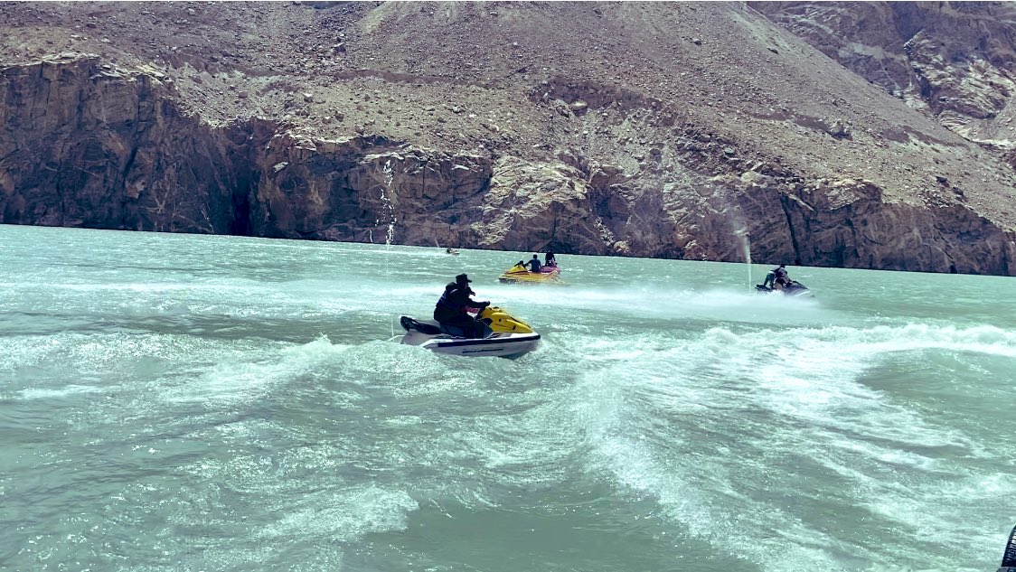 Nayyer_Aliz's tweet photo. Thoroughly enjoyed #jet_skiing &amp; #boating experience ✌️😎🥳🥰The beautiful #Attabad_Lake is in #Hunza_Valley of #GilgitBaltistan , #Pakistan.

#PakistanZindabad #NayyerAli #Journalist @AdventureTime #BeautifulPakistan #Hunzanagar #Nothernareas #wanderlust #tealover #NLImessHunza https://t.co/YqKVkqYvyu