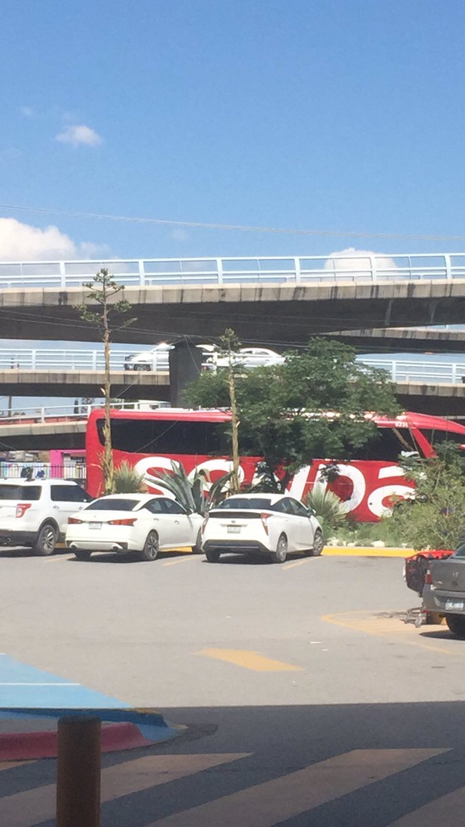 judy_cedillo's tweet photo. #saltillo @policiasaltillo  @CICsal  vehículo descpmpuesto en distribuidor vial san isidro rumbo a nazario viniendo del norte https://t.co/8wFwBdAeXd