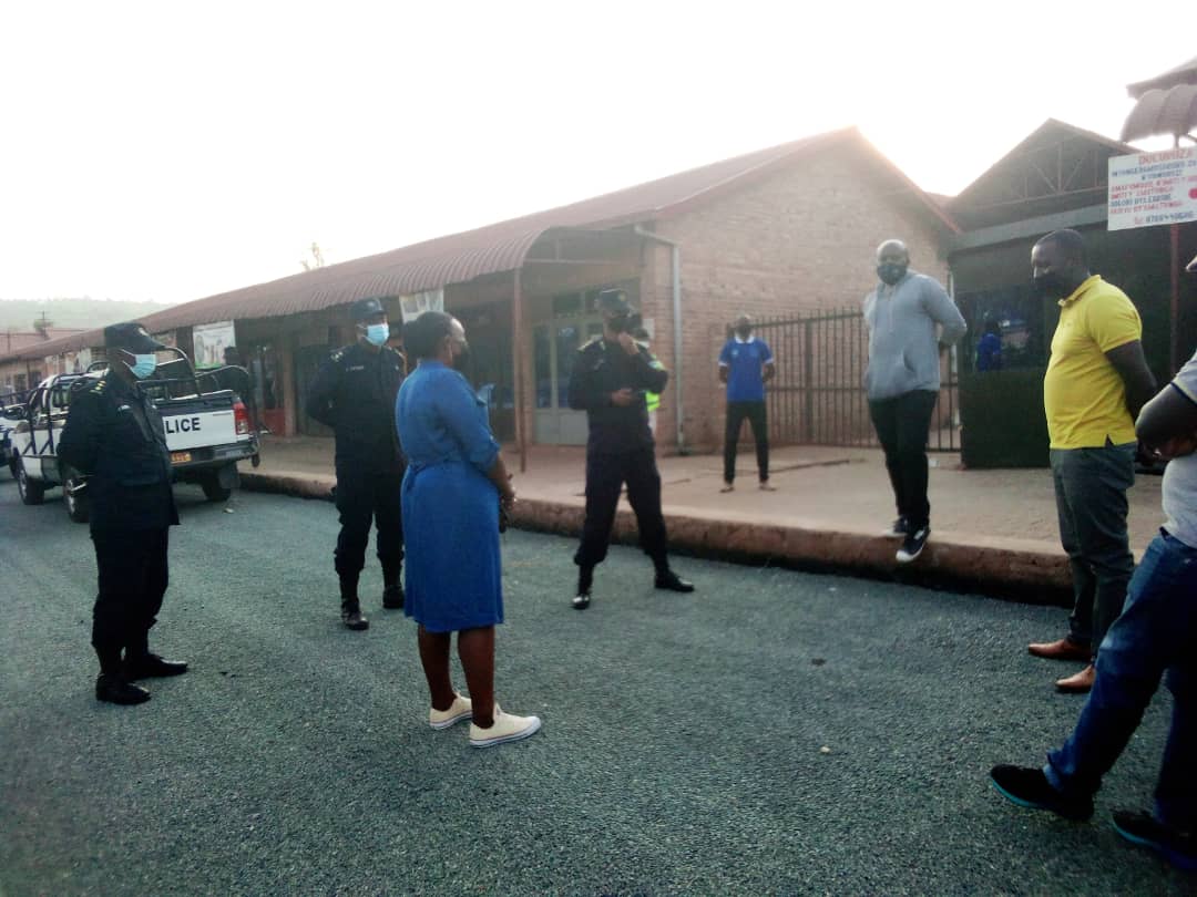 Guverineri <a href="/RwandaSouth/">Southern Province | Rwanda</a> Mme KAYITESI Alice ari kumwe n'abagize Covid-19 command post y'Intara basuye Umurenge wa Runda bareba uko amabwiriza yo gukumira Covid-19 yubahirizwa kuri uyu munsi wa 1 wa #GumaMuRugo. Muri ubu bugenzuzi urwego rw'Intara bari kumwe n'ubuyobozi bw'Akarere