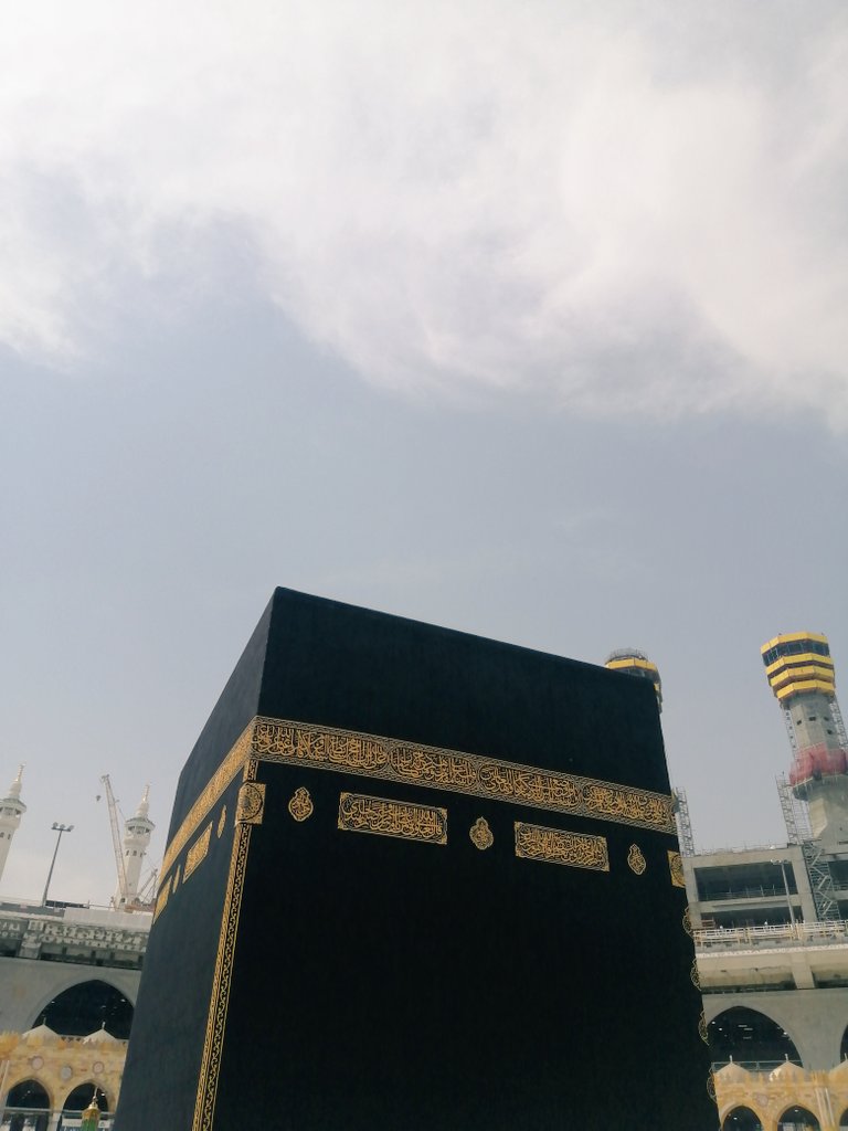 •💌

"لبَّيك مَا شعرَ الأنَامُ بغبطةٍ
نحوَ الحَجيج وأمّلوا منكَ الكَرم 🍃