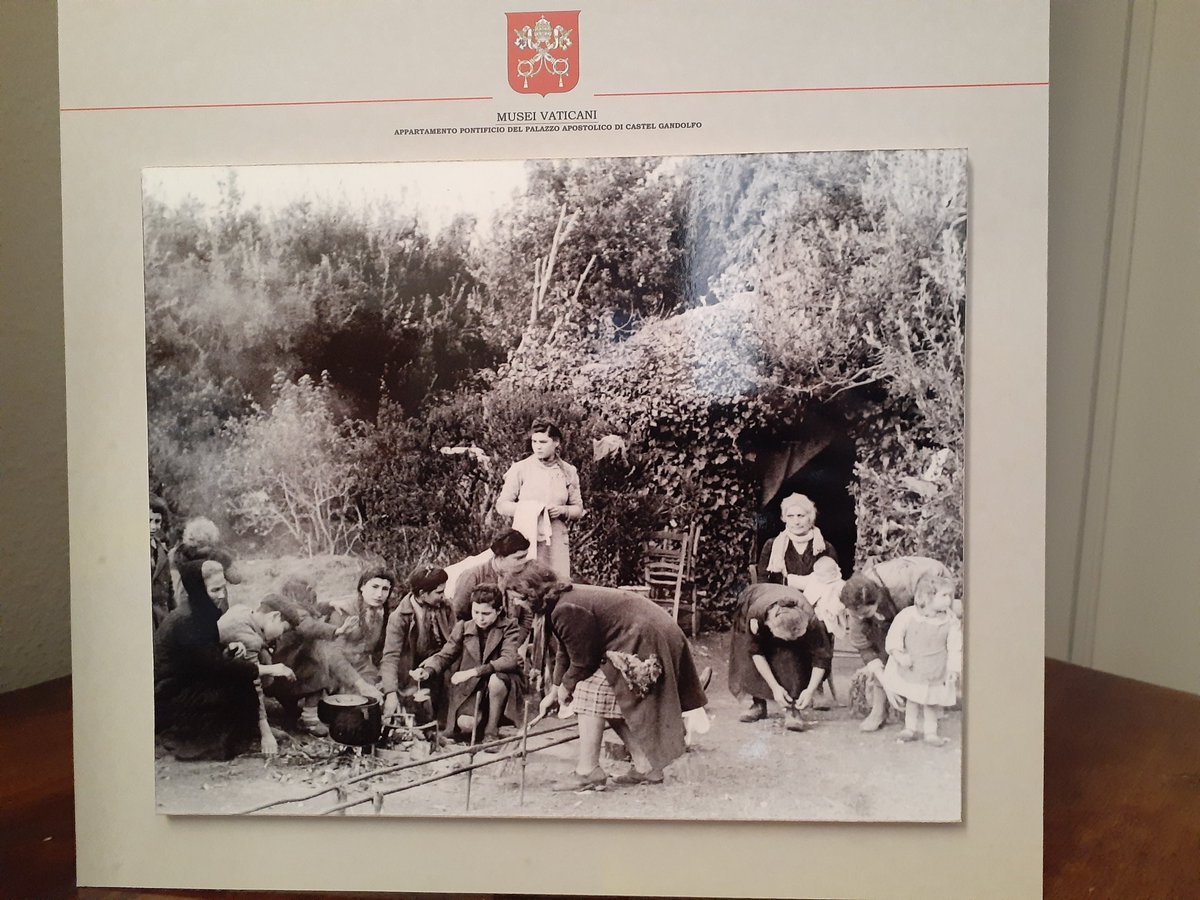 CaroBellocq's tweet image. Las villas pontificias de Castelgandolfo se pueden visitar y valen la pena. Entre otras cosas, tiene estas fotos de los judíos refugiados en los jardines durante la Segunda Guerra Mundial. #Vaticano #Pio12 #IIGM