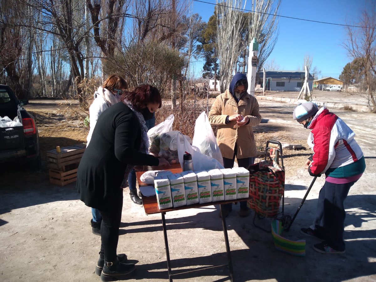 redrespaldar's tweet photo. #SanRafael Al precio de los alimentos los enfrentamos con organización y solidaridad, #Respaldar y @todxscomen son el fruto de esos principios y el principal objetivo de acercar productos a precios justos 

HOY ESTUVIMOS EN #ELNIHUIL https://t.co/8VWnGH96B0