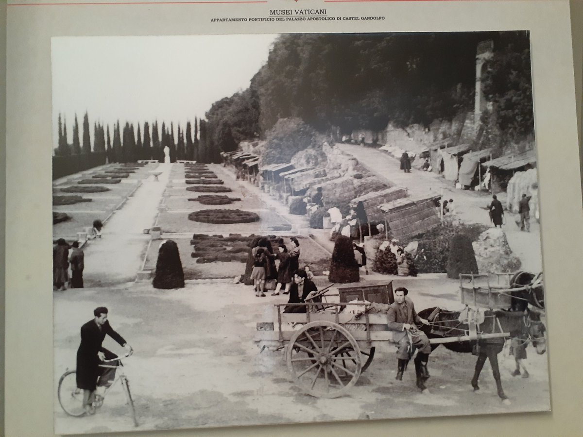 CaroBellocq's tweet image. Las villas pontificias de Castelgandolfo se pueden visitar y valen la pena. Entre otras cosas, tiene estas fotos de los judíos refugiados en los jardines durante la Segunda Guerra Mundial. #Vaticano #Pio12 #IIGM