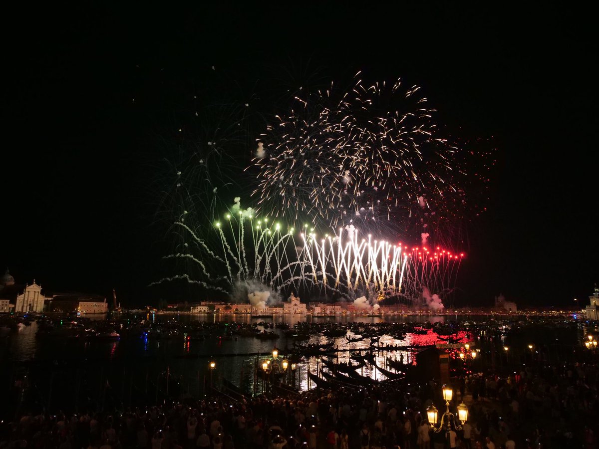 LuigiBrugnaro's tweet image. 🇮🇹Orgoglio italiano con la grande apertura dei fuochi del #Redentore con il tricolore! 
Un tributo alla tenacia e alla capacità di non arrendersi dell’Italia intera❤️

#RedentoreVenezia2021