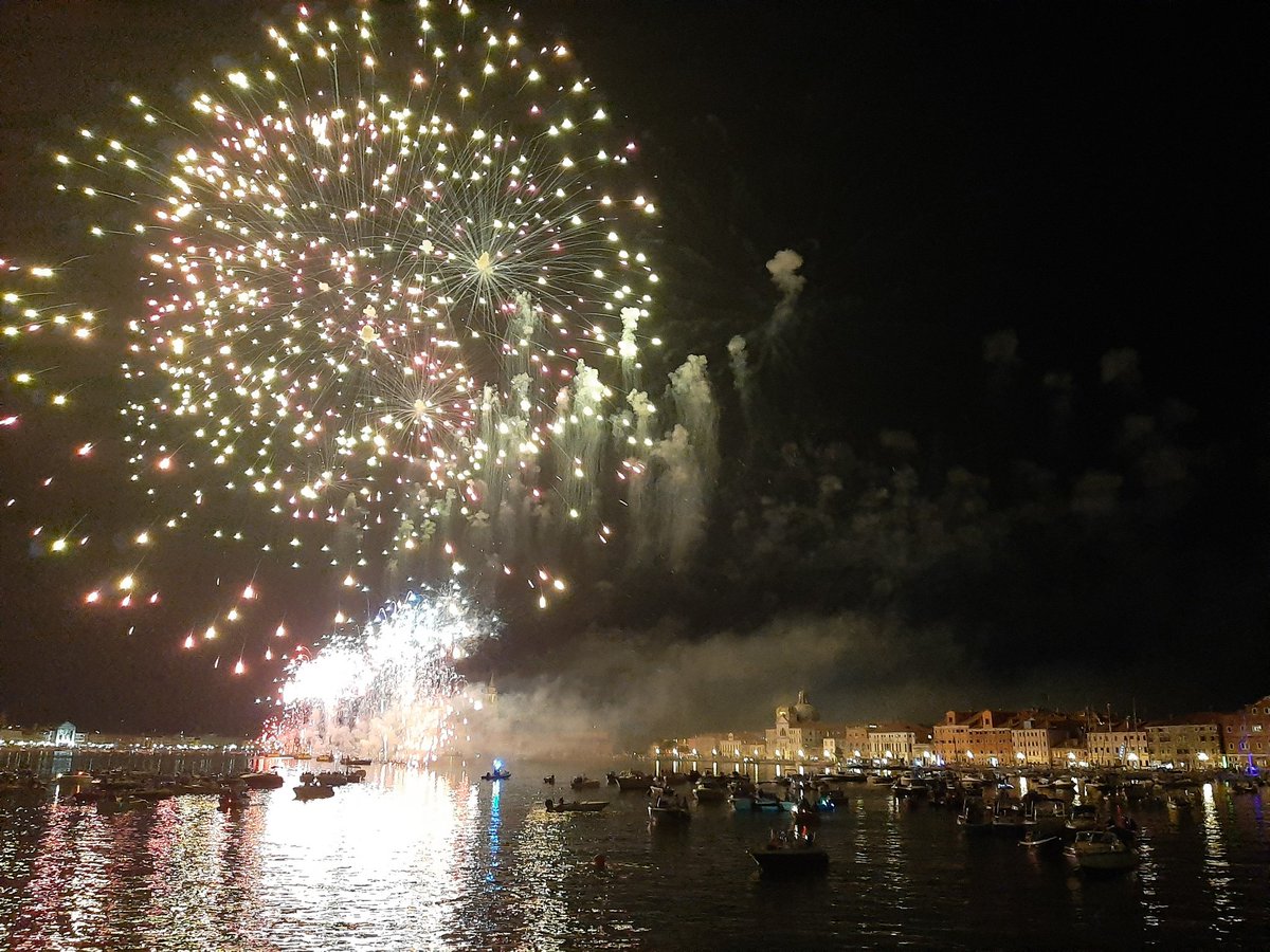 veneziaunica's tweet image. 💥 Un caleidoscopio di colori, i fuochi d’artificio in Bacino di San Marco rendono #redentoreVenezia2021 uno spettacolo unico al mondo.