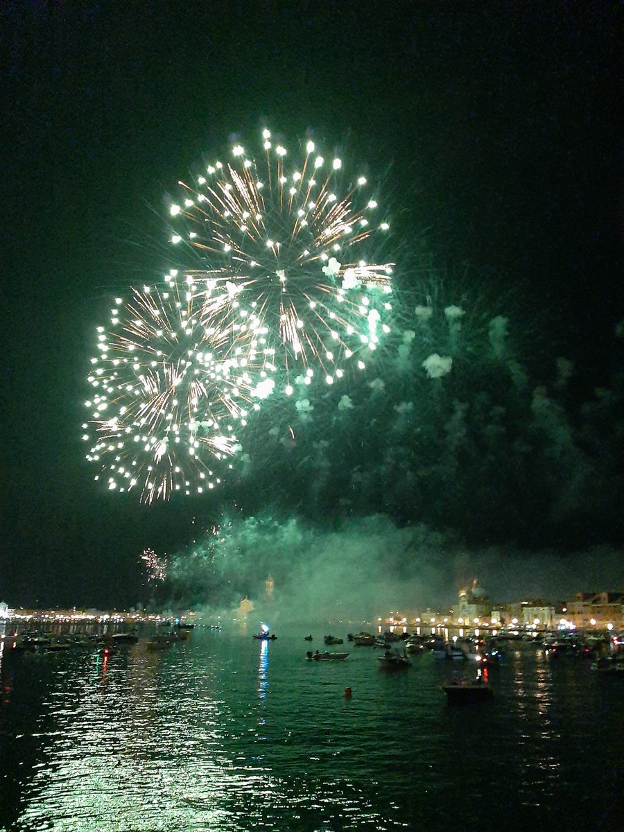 veneziaunica's tweet image. 💥 Un caleidoscopio di colori, i fuochi d’artificio in Bacino di San Marco rendono #redentoreVenezia2021 uno spettacolo unico al mondo.