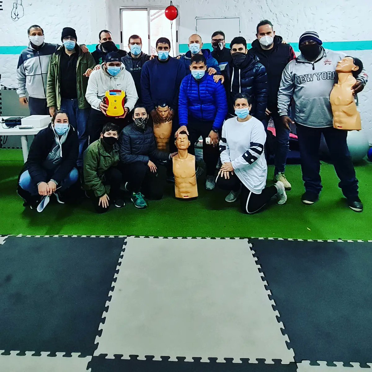 El club está creciendo, en todos sus aspectos, y como parte del proceso capacitamos a la primera tanda de quienes están buena parte del tiempo en el club.
*Taller de primeros auxilios
*Reanimación cardíaca básica 
*DEA

Muchas gracias Carlos Curbelo.

#desfibrilador 
#rcp