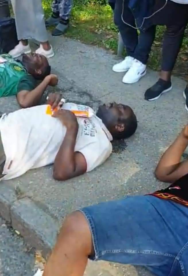 Bilan de la manifestation illégale de ce jour à Genève: gaz lacrymos, arrosages, matraques, plusieurs combattants K.O. Toutefois ils ont pu voir l'hôtel Intercontinental de loin, et faire les selfies à la place des Nations. De son côté, Paul BIYA est toujours chaud gars. Fin.